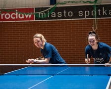 <p>Ania i Kasia Węgrzyn na treningu w hali UE Wrocław</p>